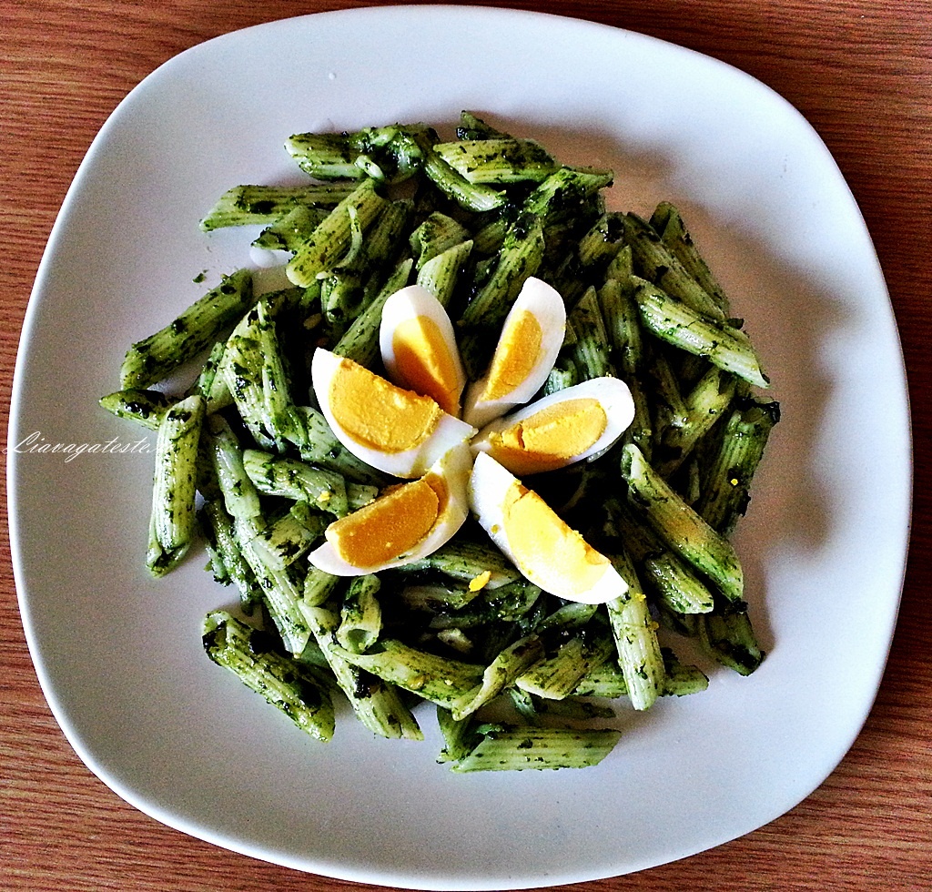 Pene cu pasta de leurda si ou fiert