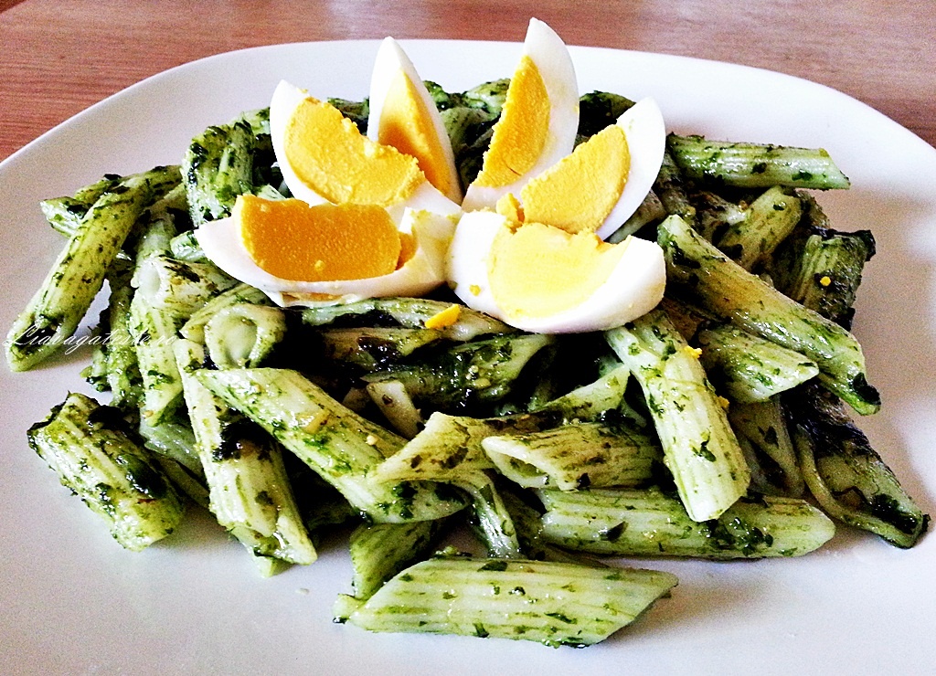 Pene cu pasta de leurda si ou fiert