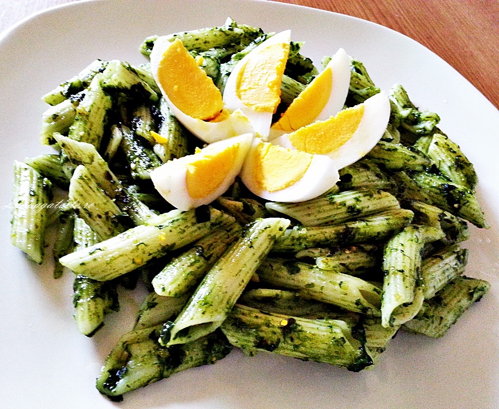 Pene cu pasta de leurda si ou fiert