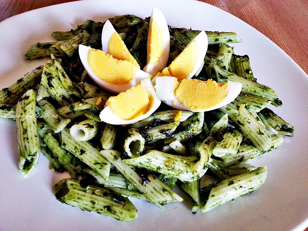 Pene cu pasta de leurda si ou fiert