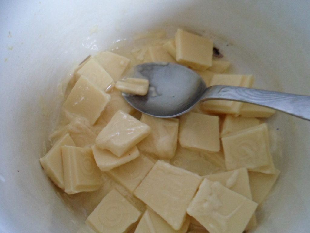 Prajitura Snickers cu alune, crema caramel si ciocolata