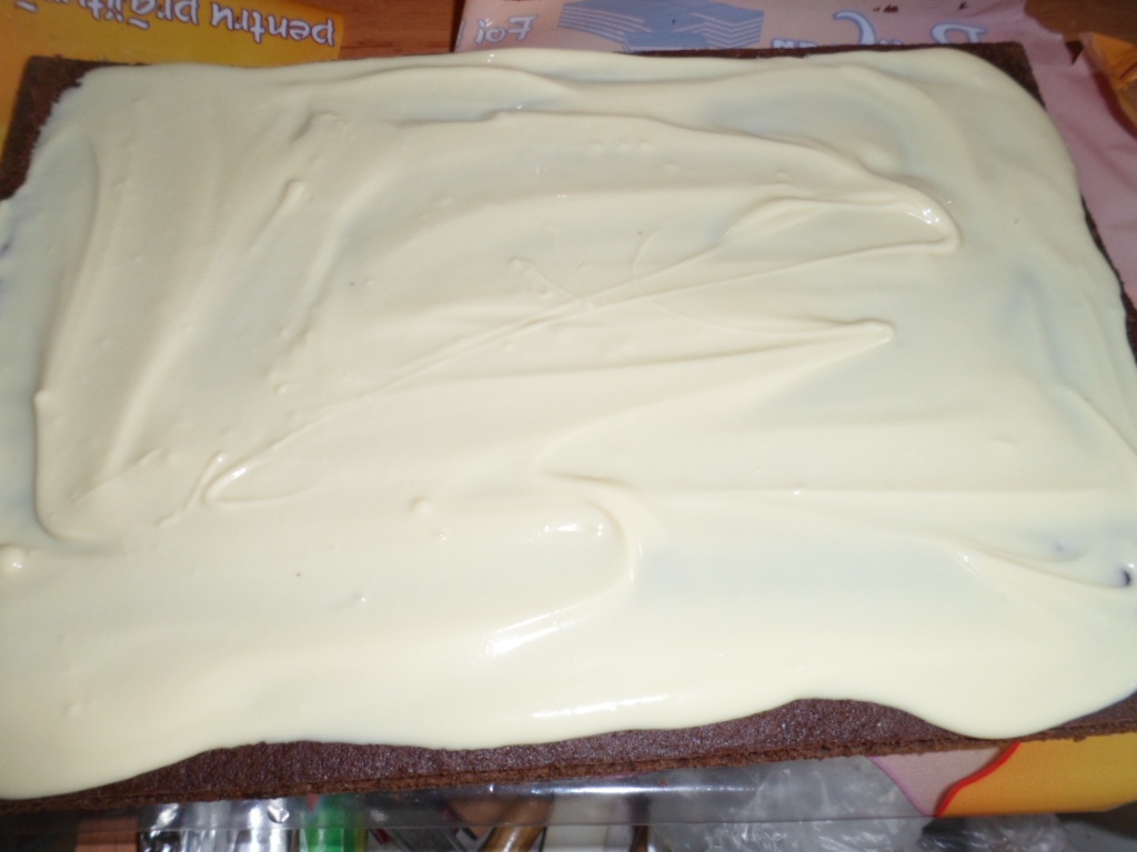 Prajitura Snickers cu alune, crema caramel si ciocolata