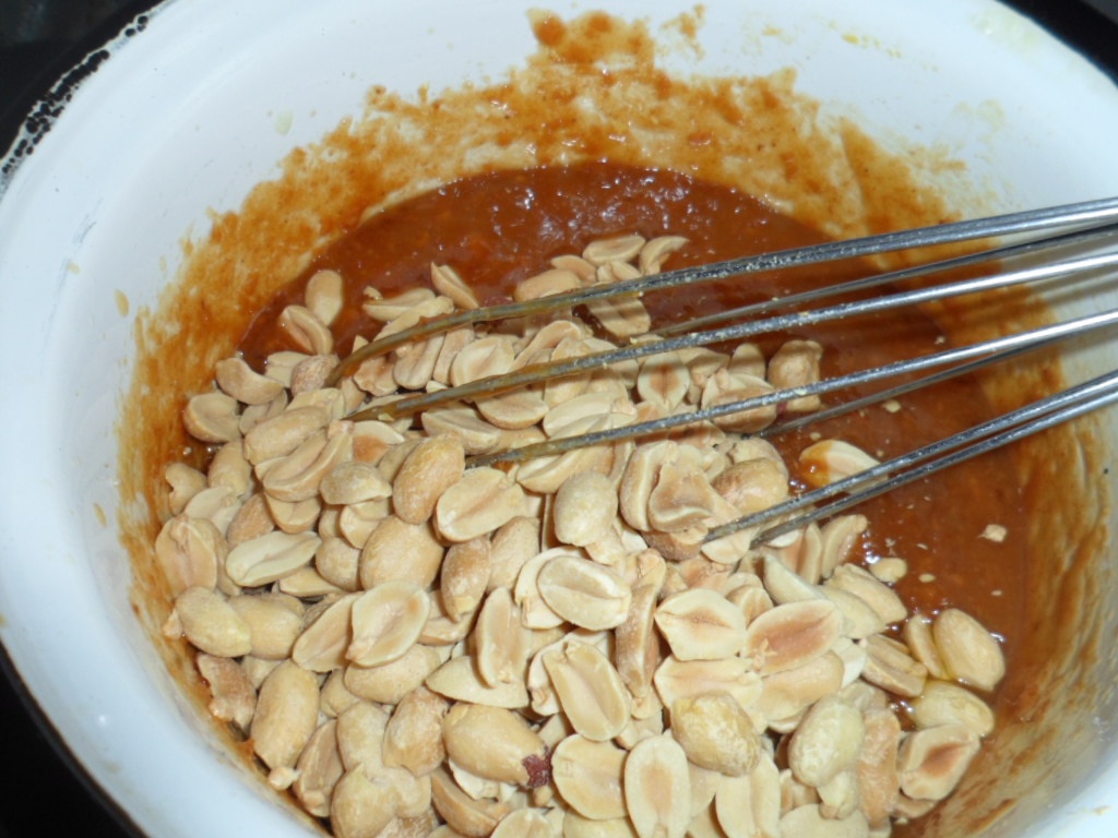 Prajitura Snickers cu alune, crema caramel si ciocolata