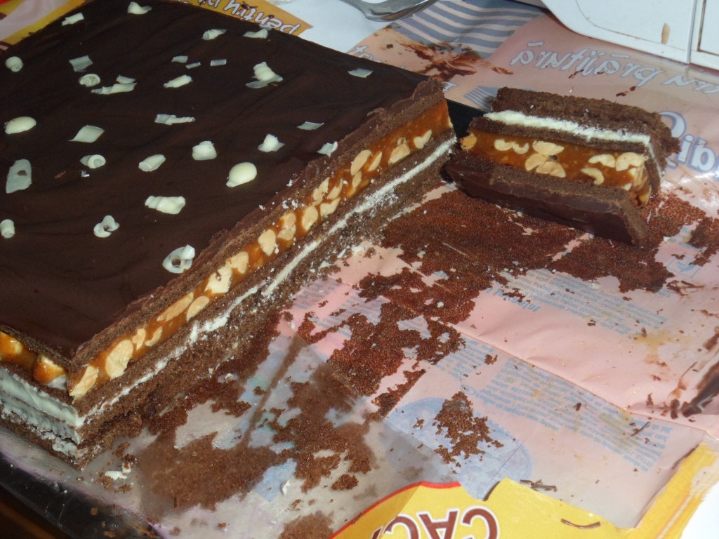 Prajitura Snickers cu alune, crema caramel si ciocolata