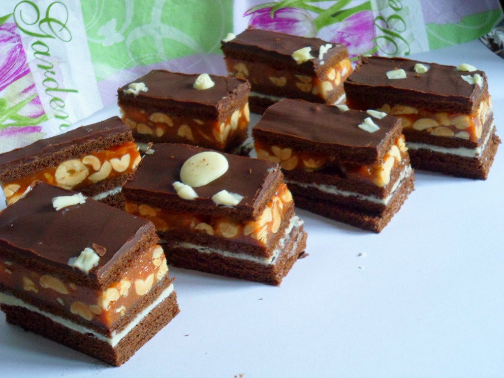 Prajitura Snickers cu alune, crema caramel si ciocolata