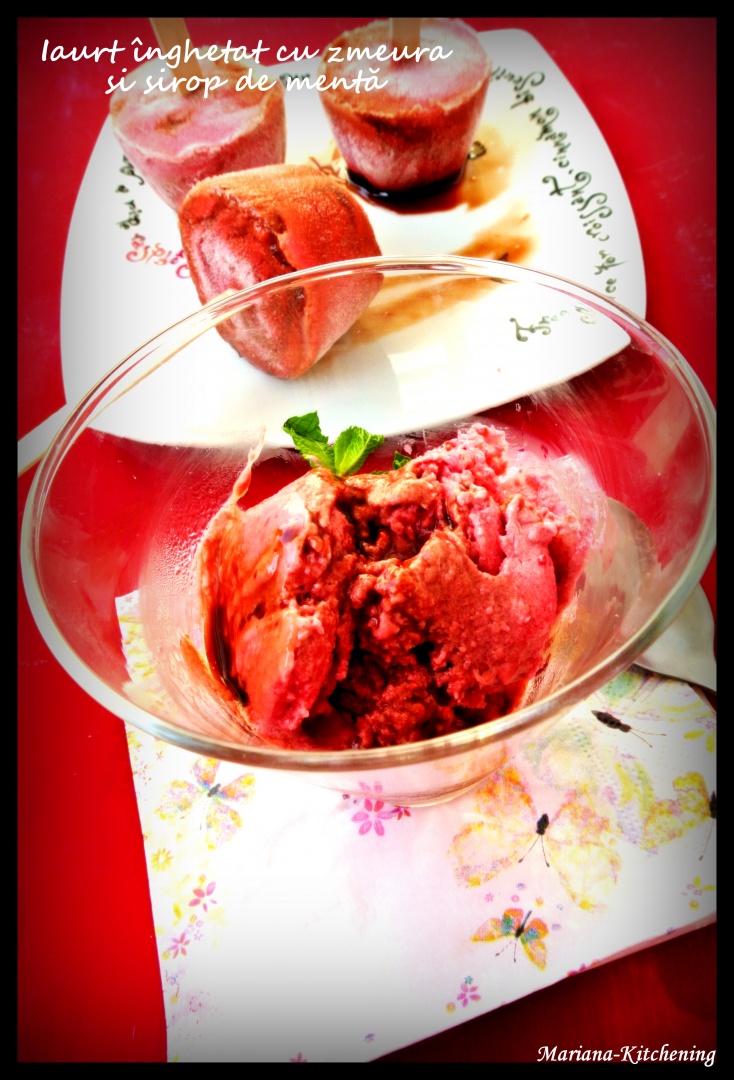Iaurt înghețat cu zmeură și sirop de mentă