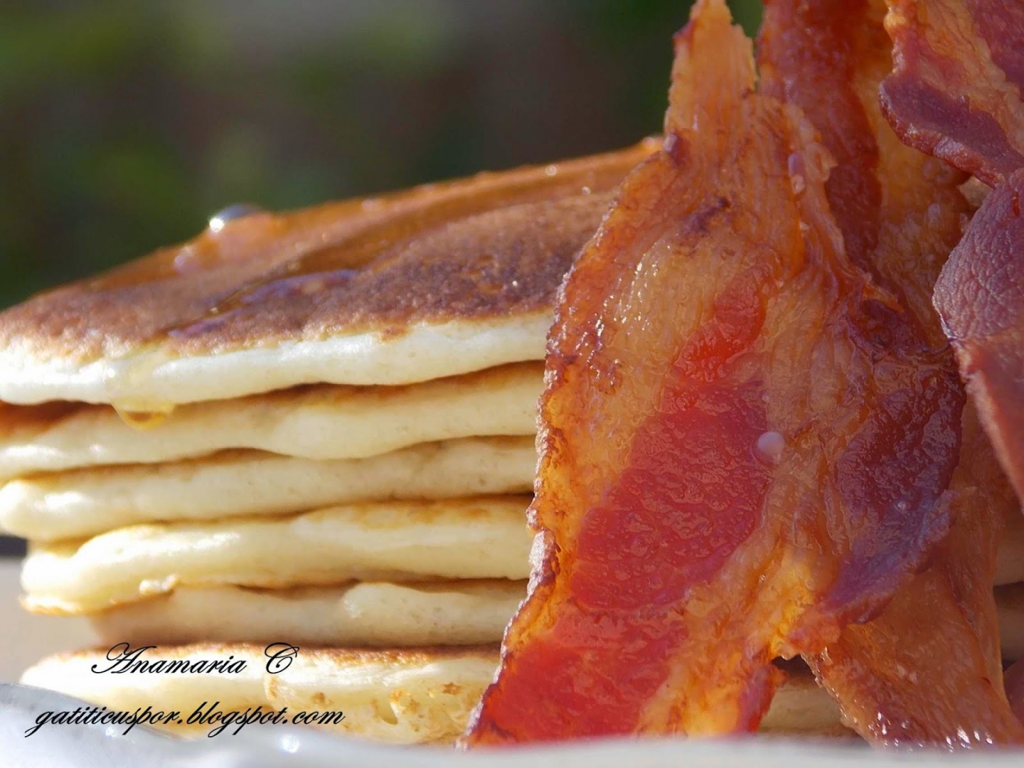 Clatite americane cu sirop de artar si bacon crocant