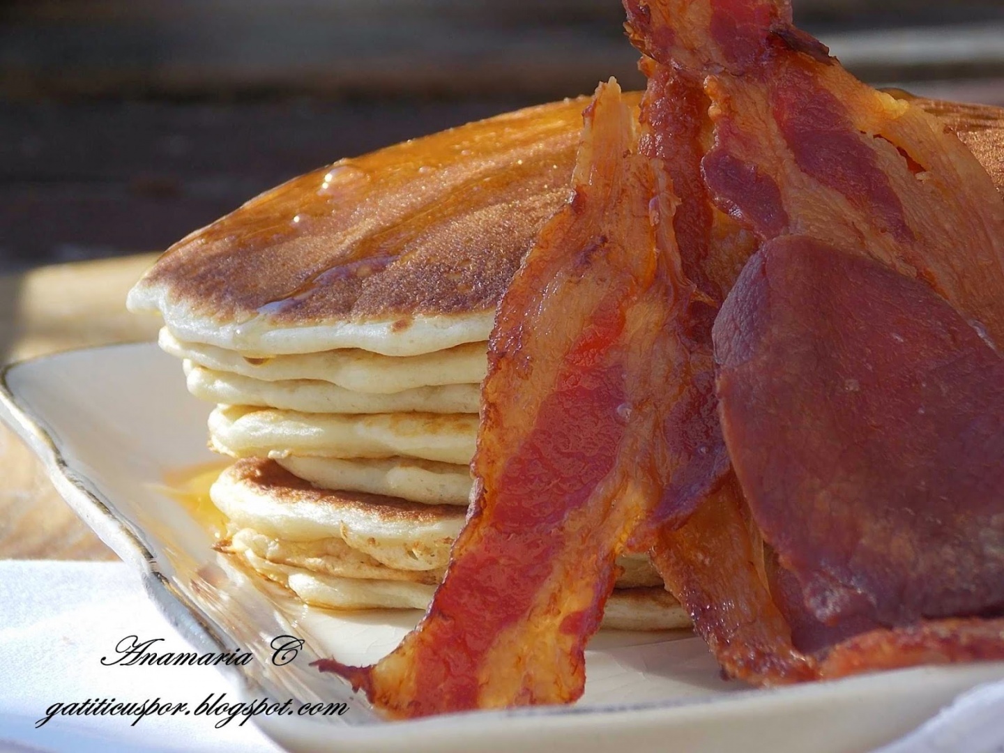 Clatite americane cu sirop de artar si bacon crocant