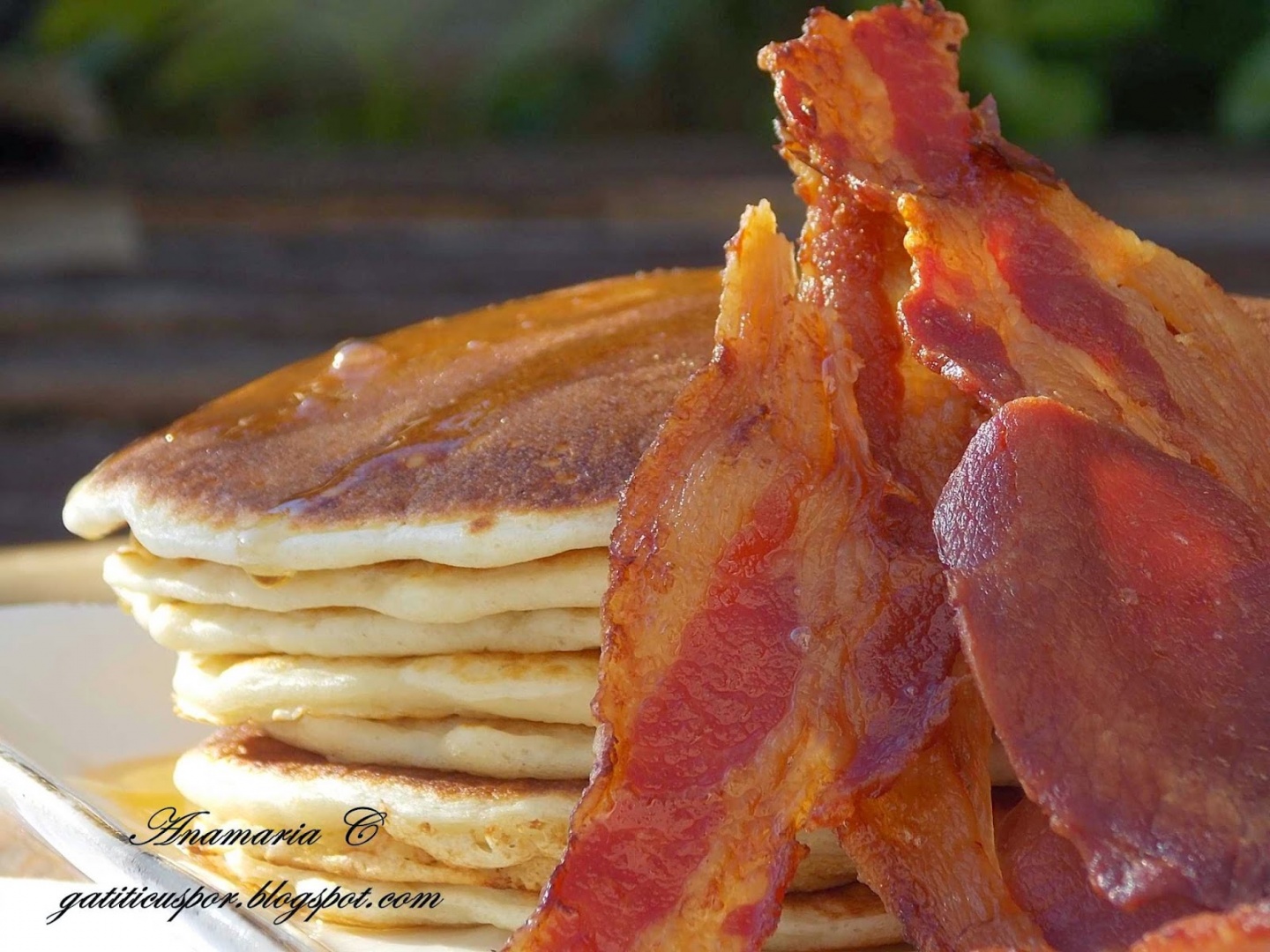 Clatite americane cu sirop de artar si bacon crocant