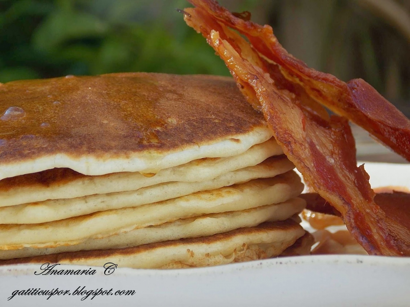 Clatite americane cu sirop de artar si bacon crocant