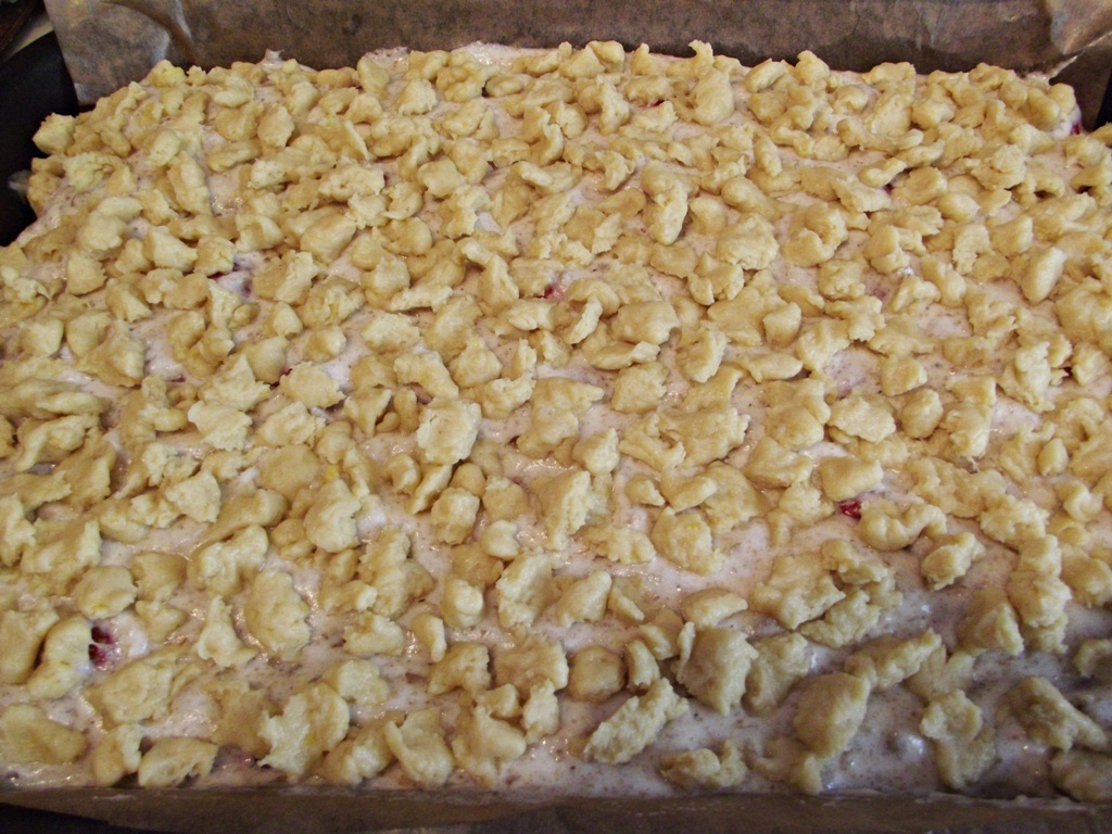 Prajitura cu capsuni, bezea si crumble