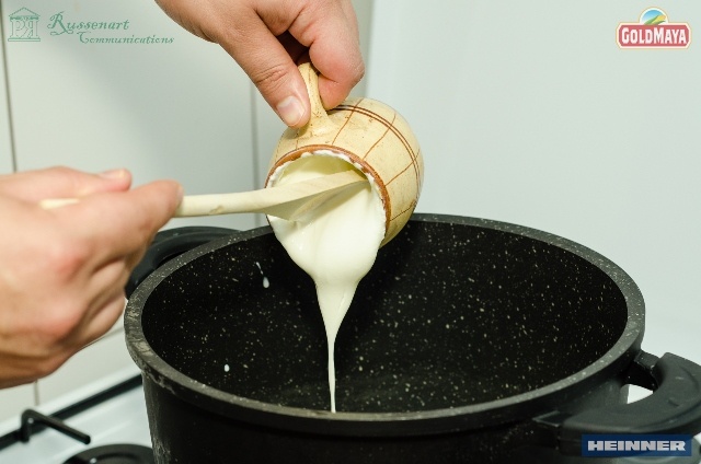 Balmos din porumb alb sau galben, cu oua si carnati de casa