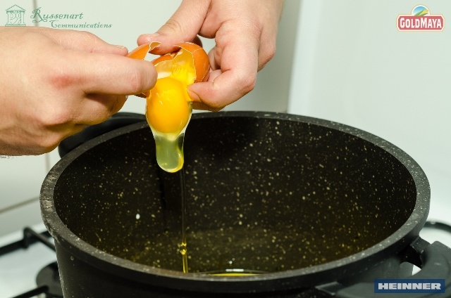 Balmos din porumb alb sau galben, cu oua si carnati de casa