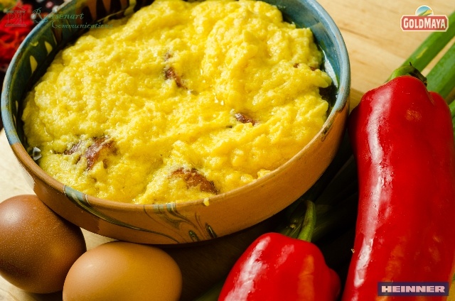 Balmos din porumb alb sau galben, cu oua si carnati de casa