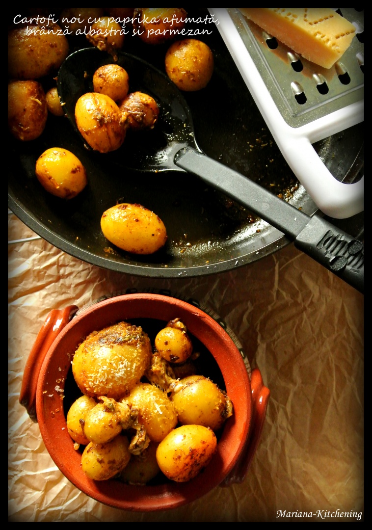 Cartofi noi cu paprika iute afumată, brânză albastră și parmezan