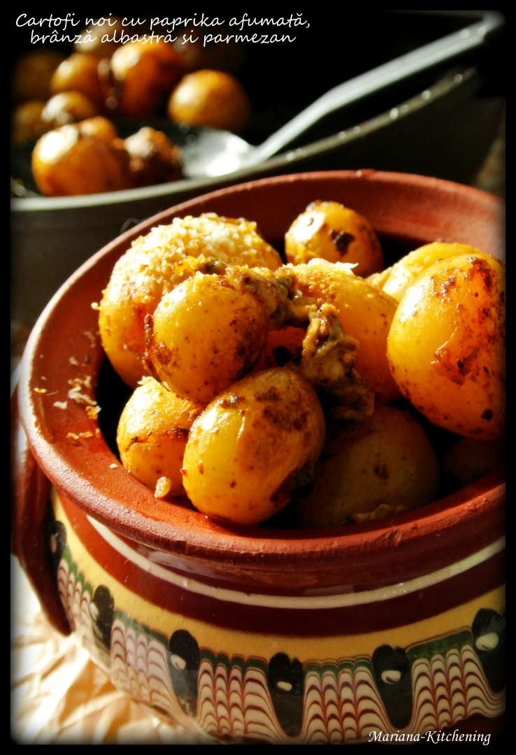 Cartofi noi cu paprika iute afumată, brânză albastră și parmezan