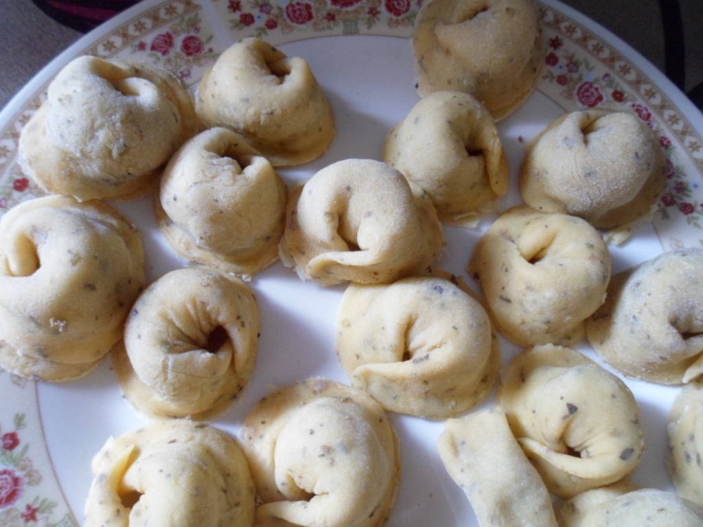 Tortellini de casa umplute cu ficat de pui