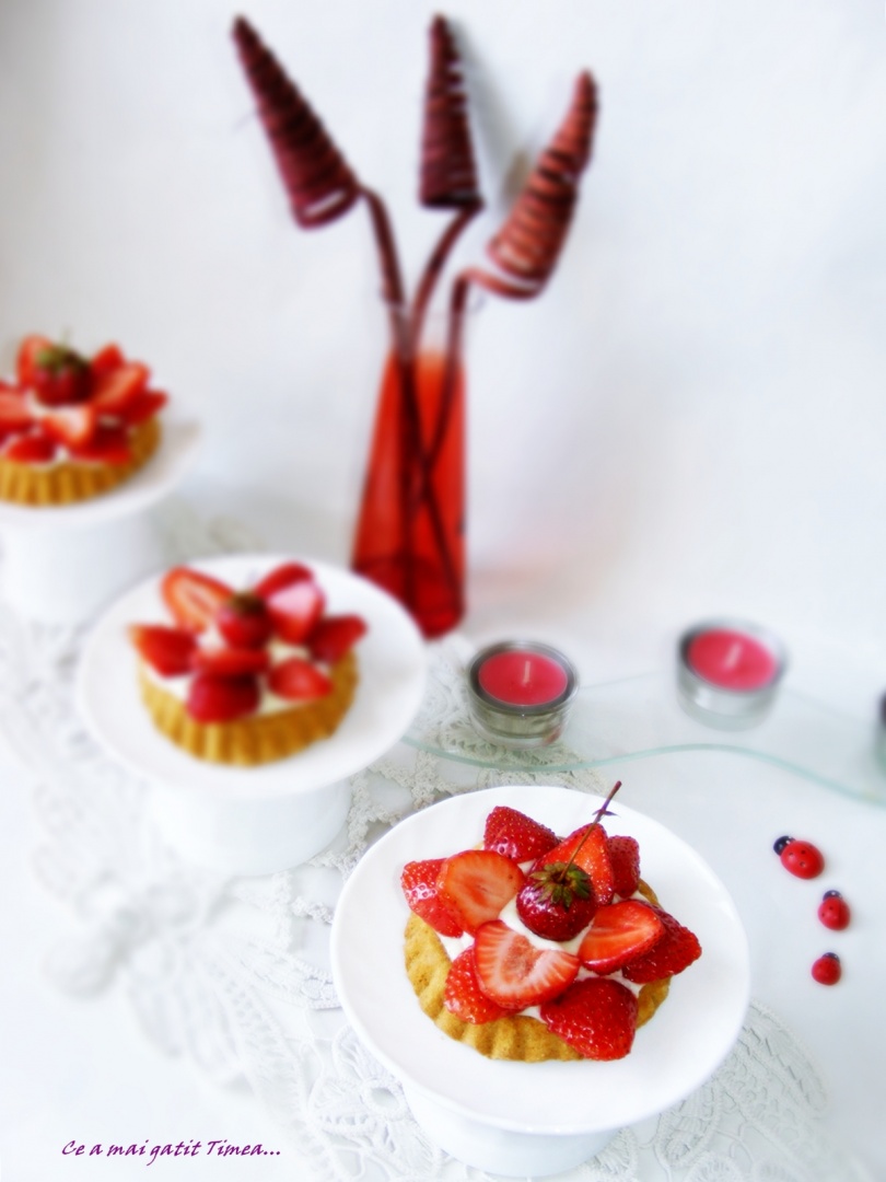 Minitarte cu capsuni