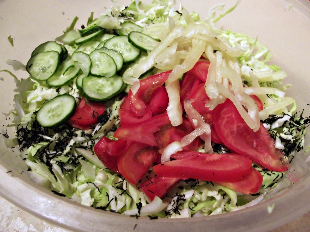 Salata de legume cu sos de usturoi si iaurt