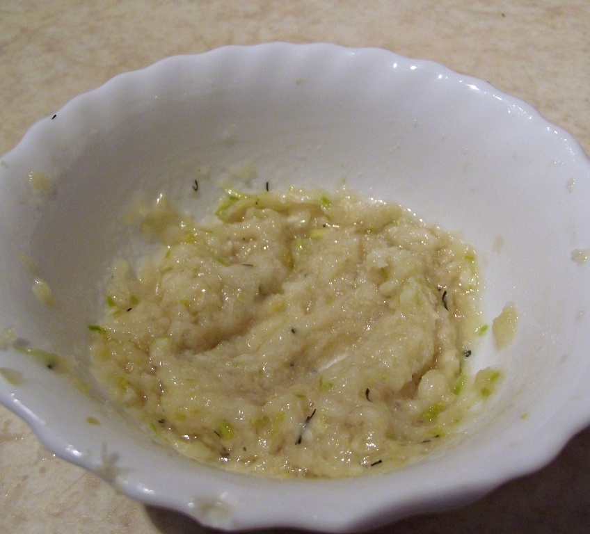 Salata de legume cu sos de usturoi si iaurt