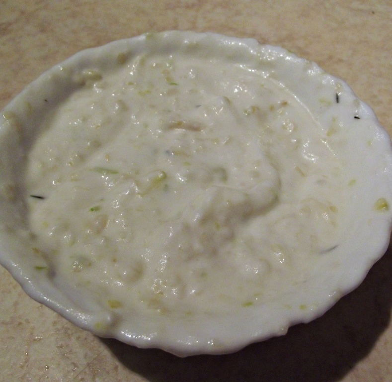 Salata de legume cu sos de usturoi si iaurt