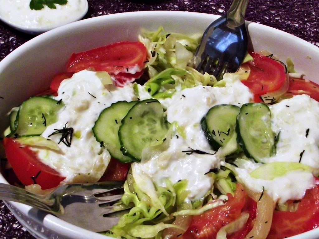 Salata de legume cu sos de usturoi si iaurt