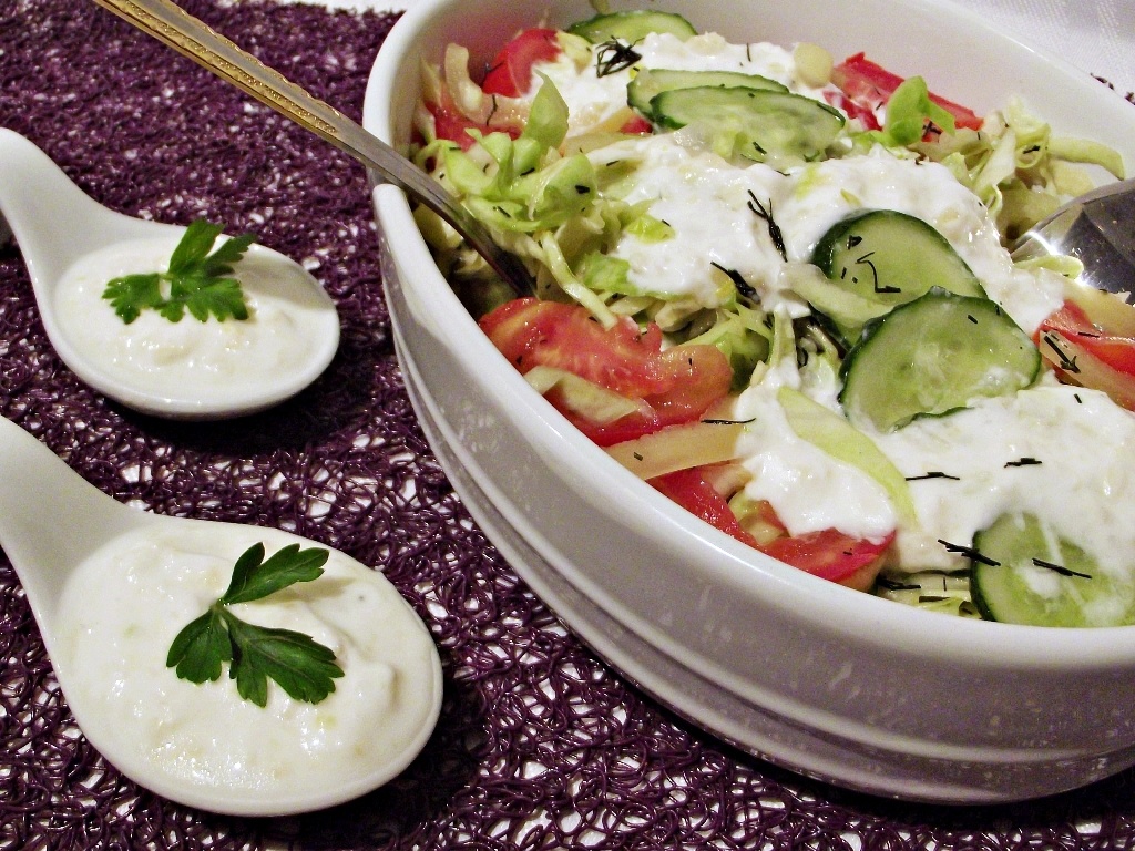 Salata de legume cu sos de usturoi si iaurt