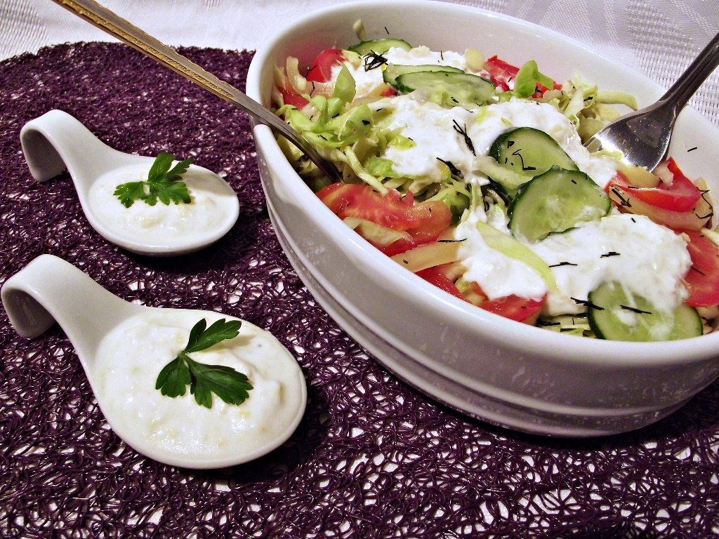 Salata de legume cu sos de usturoi si iaurt