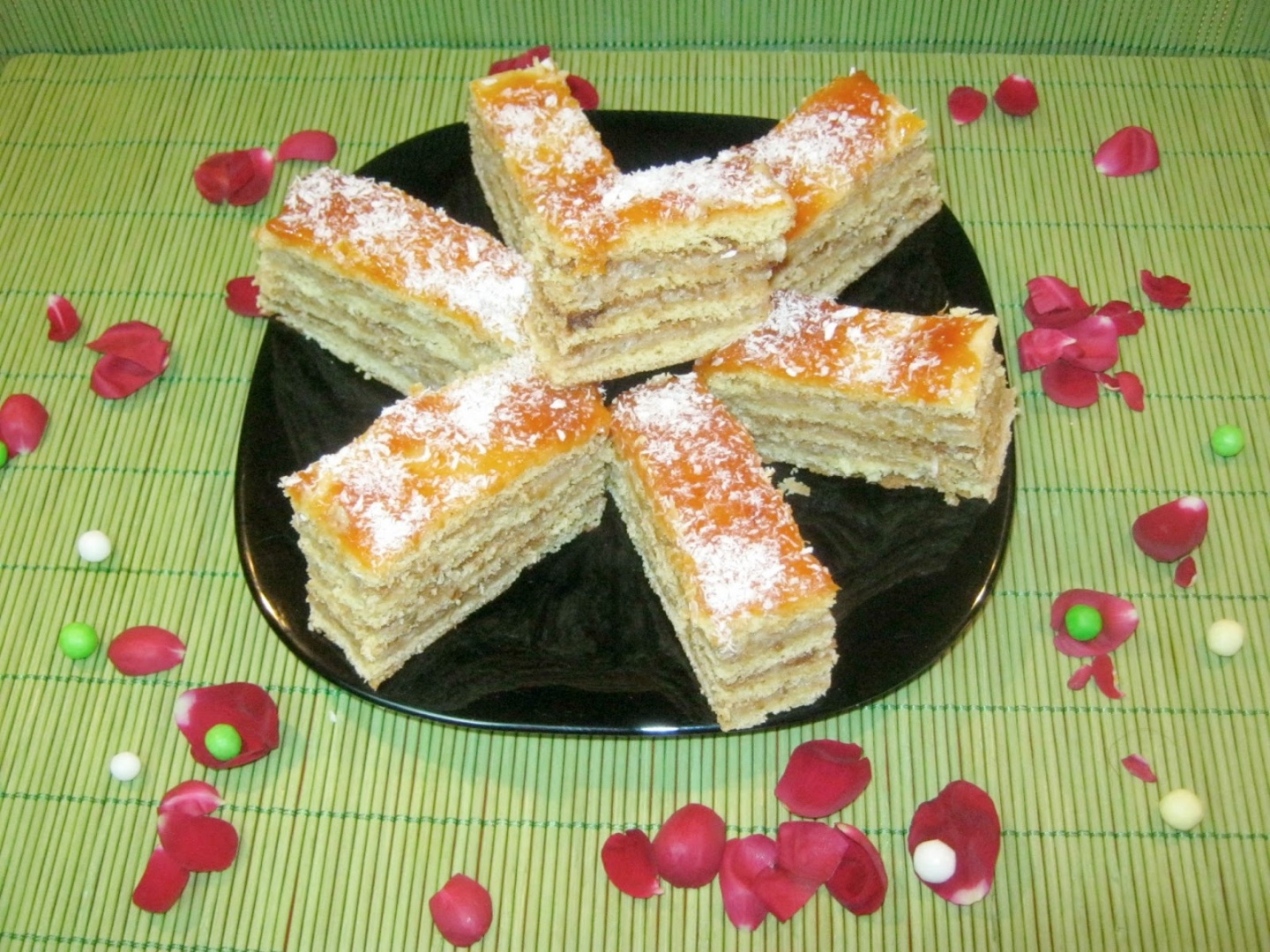 Prajitura din foi cu miere cu crema de nuca