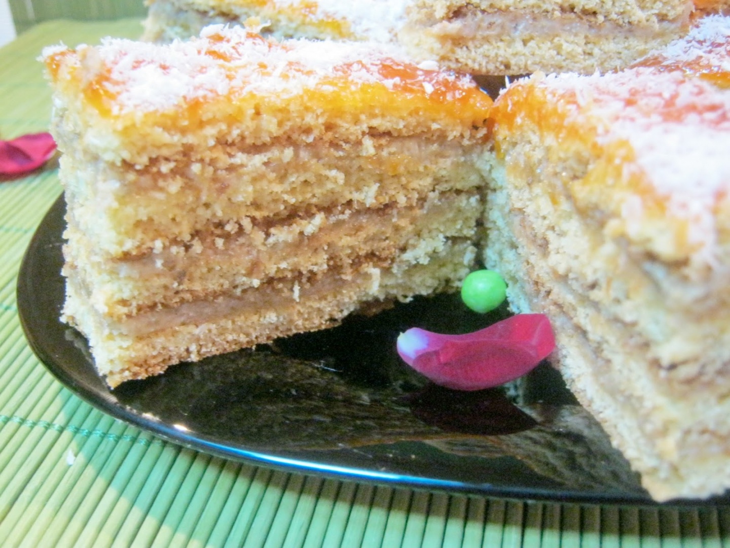 Prajitura din foi cu miere cu crema de nuca