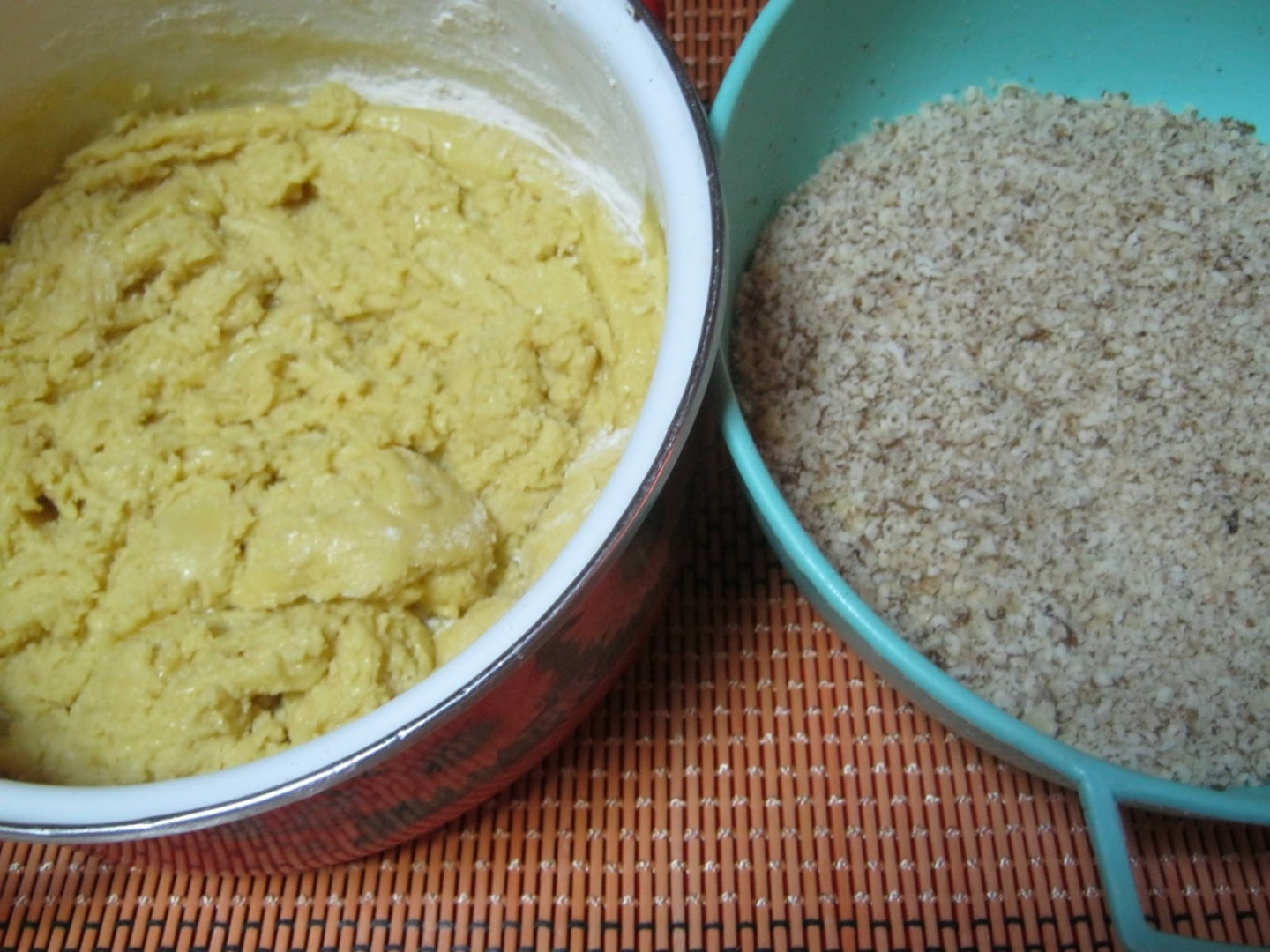 Prajitura din foi cu miere cu crema de nuca