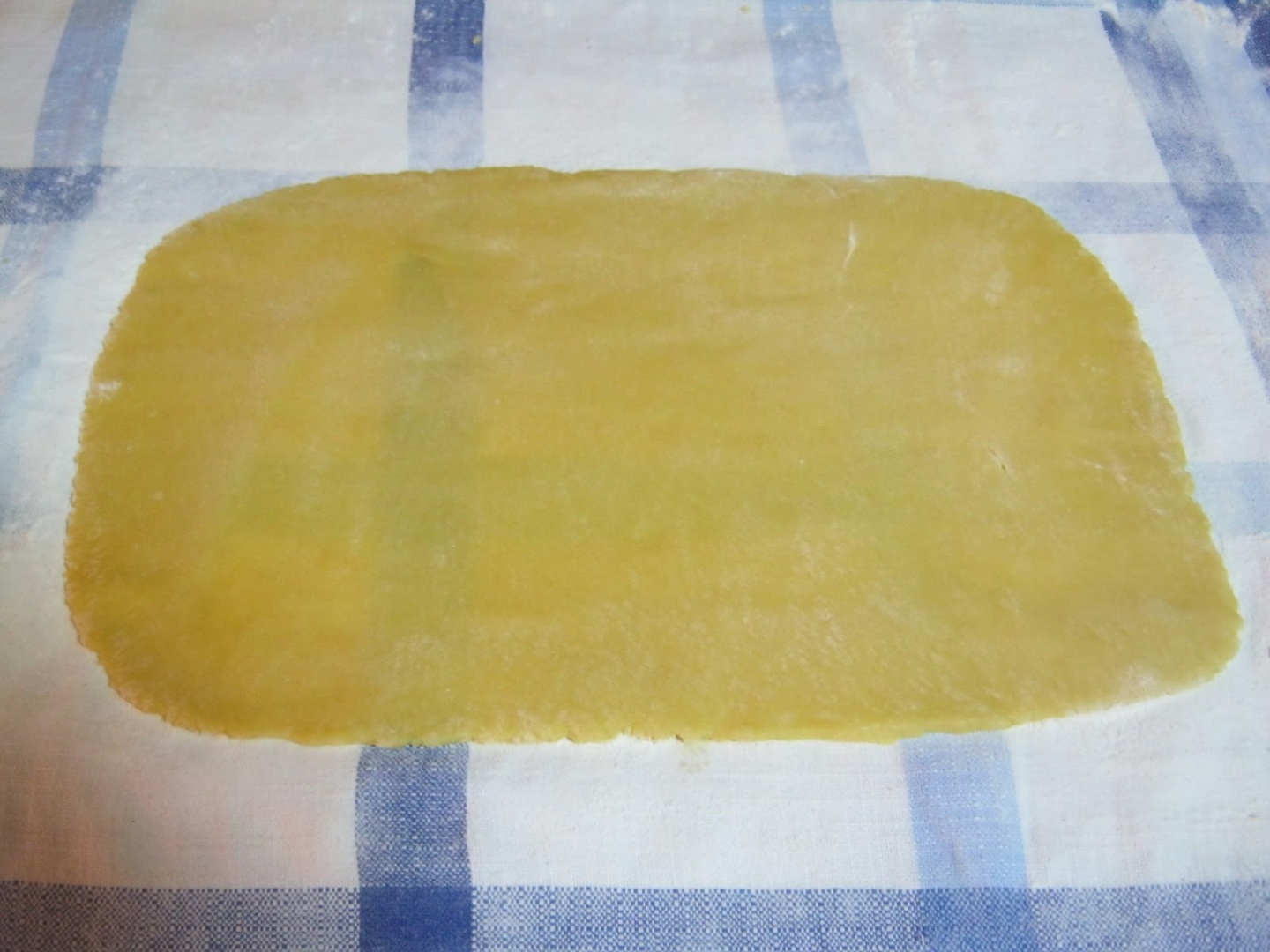 Prajitura din foi cu miere cu crema de nuca