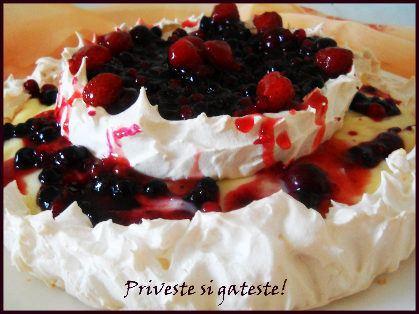 Pavlova cu crema de vanilie