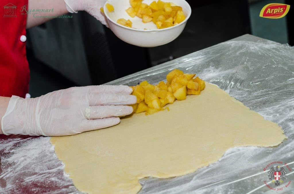 Strudel Tirolez cu mere sau branza dulce