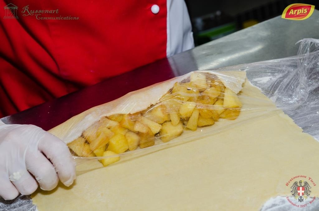 Strudel Tirolez cu mere sau branza dulce