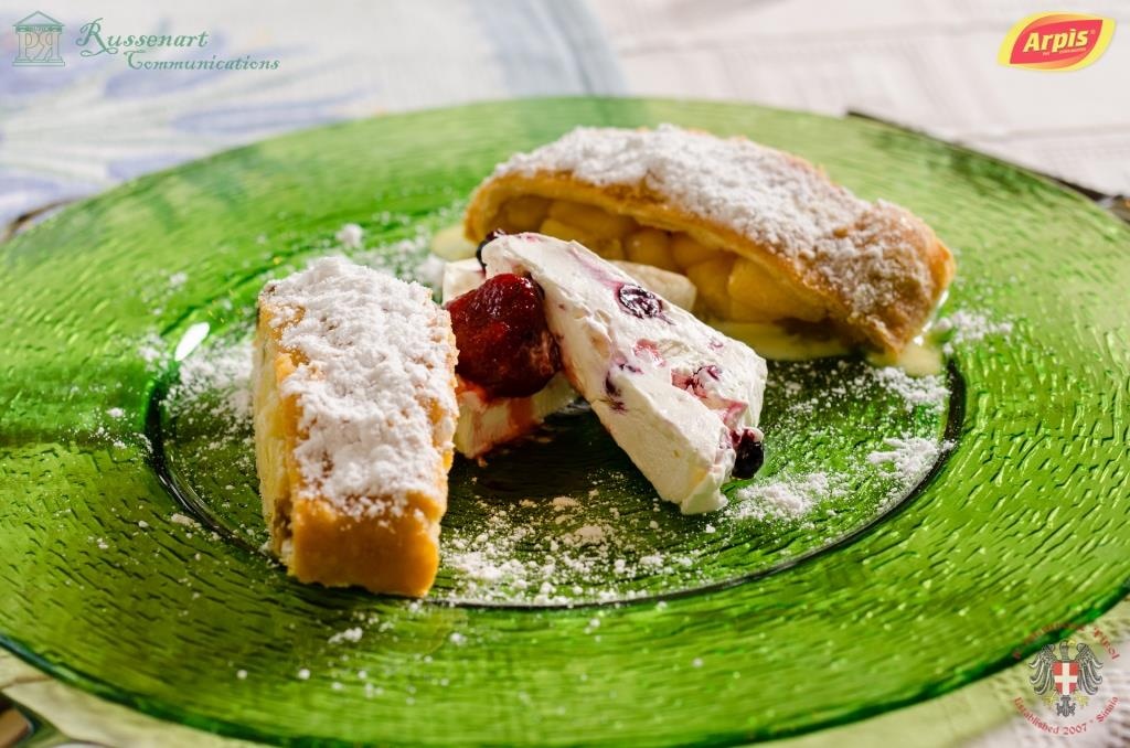 Strudel Tirolez cu mere sau branza dulce
