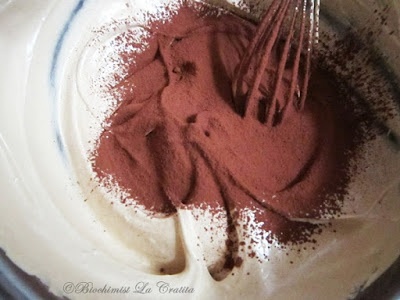 Tort cu capsune si spuma de cacao