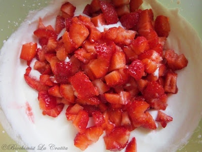 Tort cu capsune si spuma de cacao