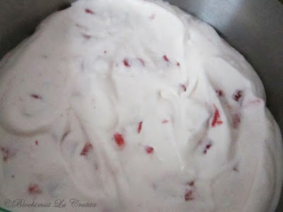 Tort cu capsune si spuma de cacao