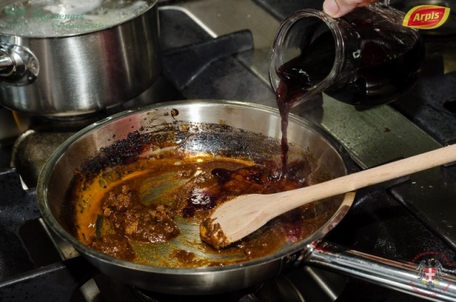 Ciolan de porc cu galuste de cartofi