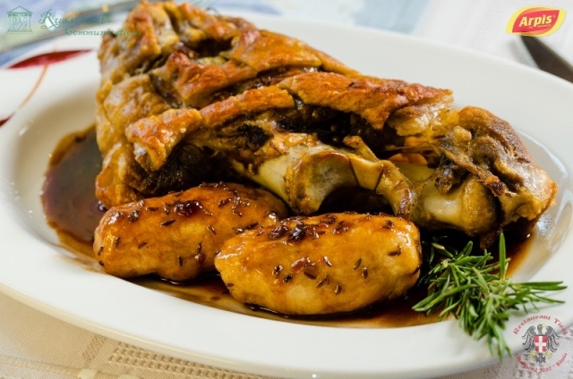 Ciolan de porc cu galuste de cartofi