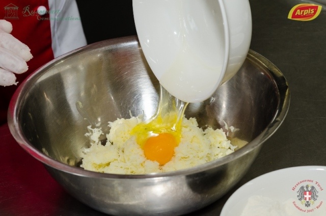 Ciolan de porc cu galuste de cartofi