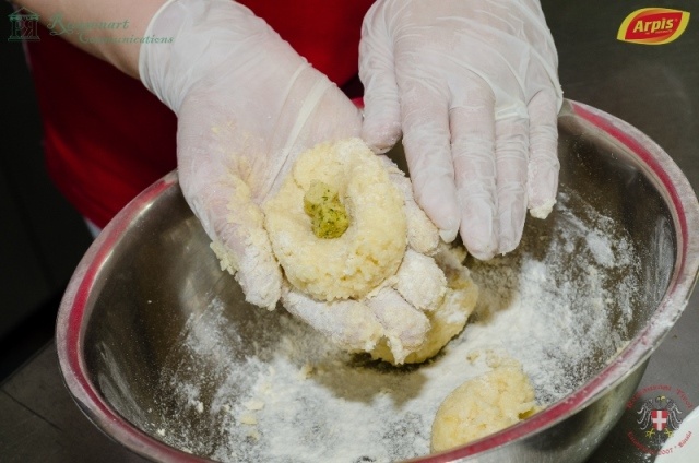 Ciolan de porc cu galuste de cartofi