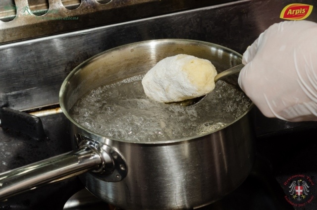 Ciolan de porc cu galuste de cartofi