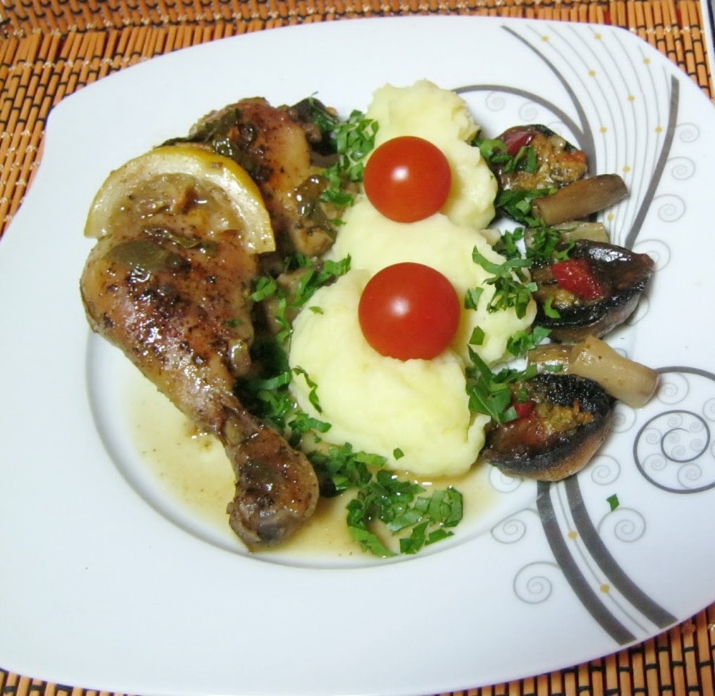 Aripioare si pulpe de pui pe pat de lamaie cu sos de usturoi si ciuperci