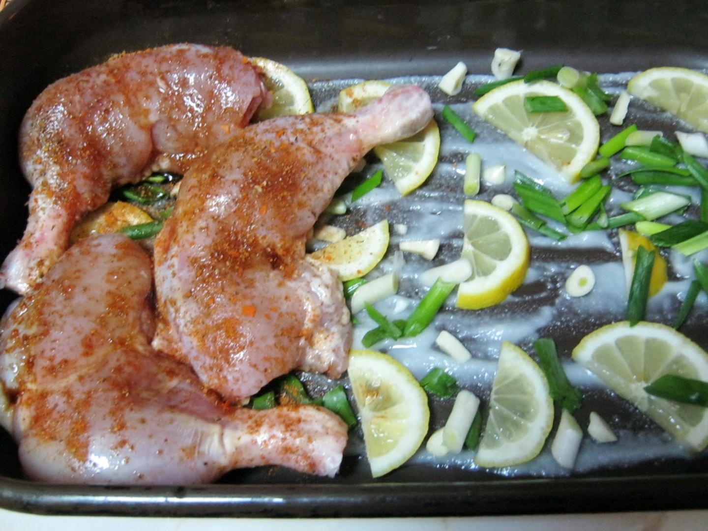 Aripioare si pulpe de pui pe pat de lamaie cu sos de usturoi si ciuperci