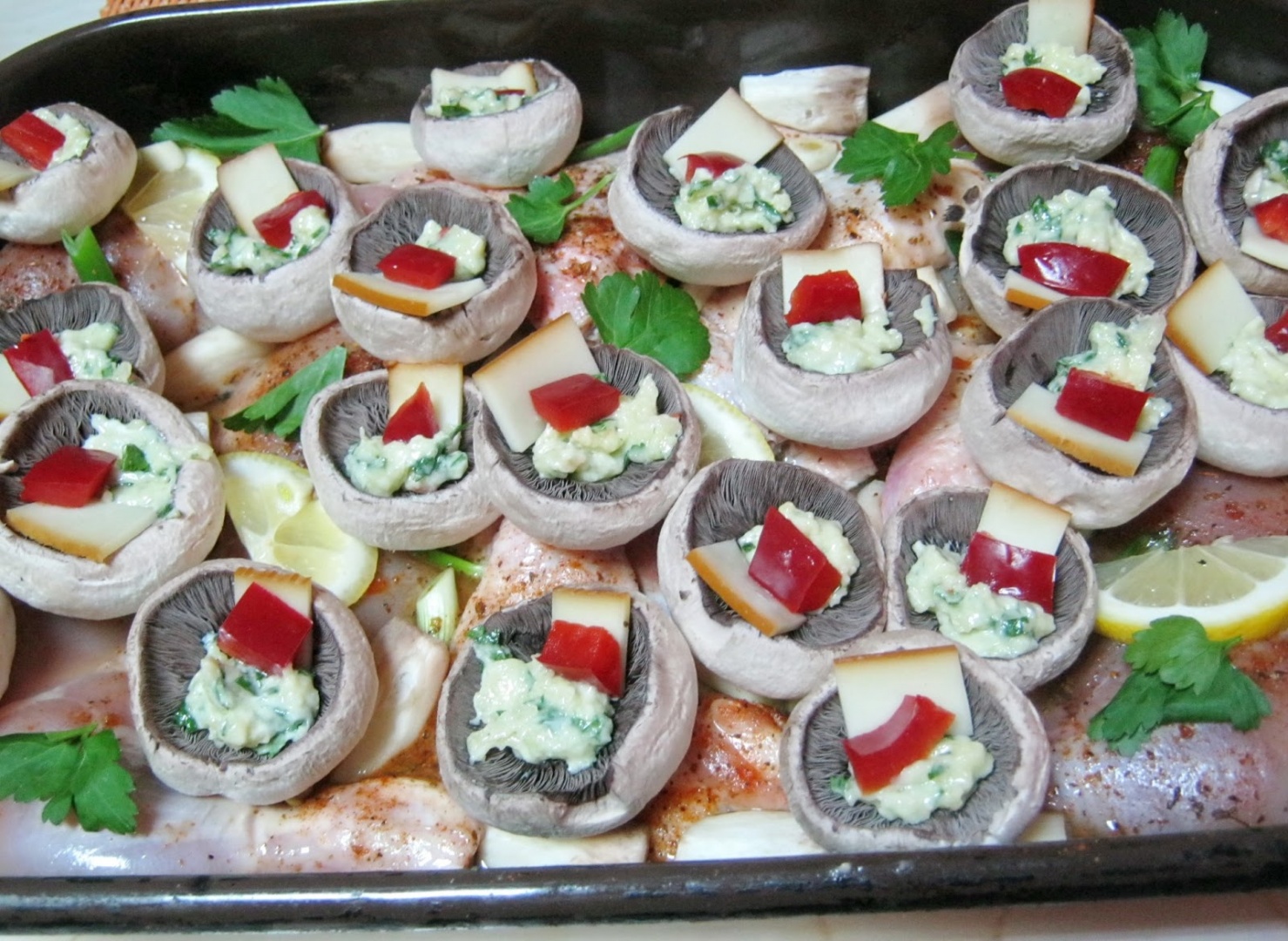 Aripioare si pulpe de pui pe pat de lamaie cu sos de usturoi si ciuperci