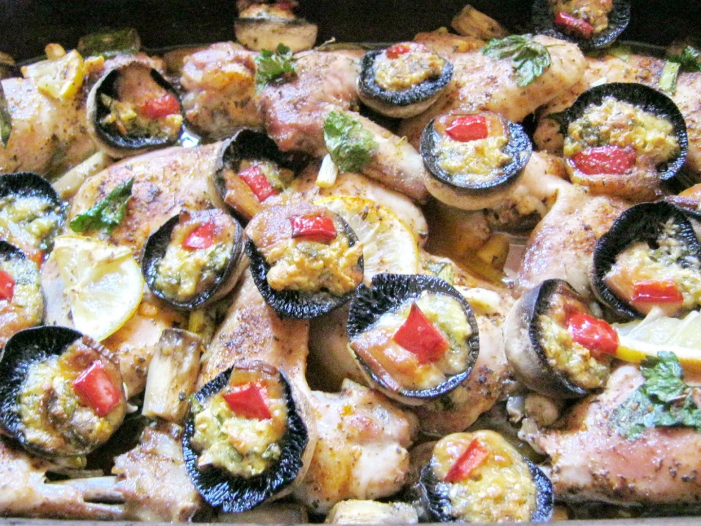 Aripioare si pulpe de pui pe pat de lamaie cu sos de usturoi si ciuperci