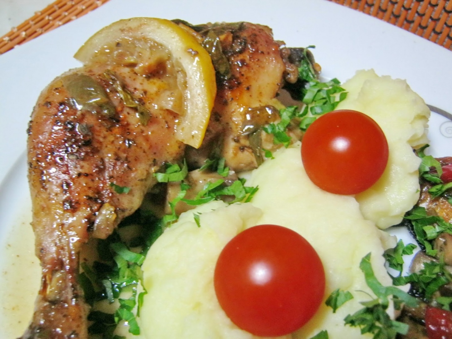 Aripioare si pulpe de pui pe pat de lamaie cu sos de usturoi si ciuperci