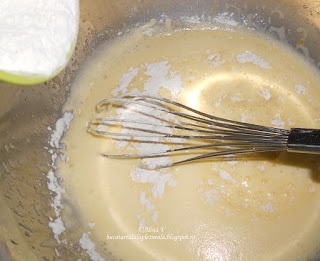 Clafoutis cu cacao, visine si capsune